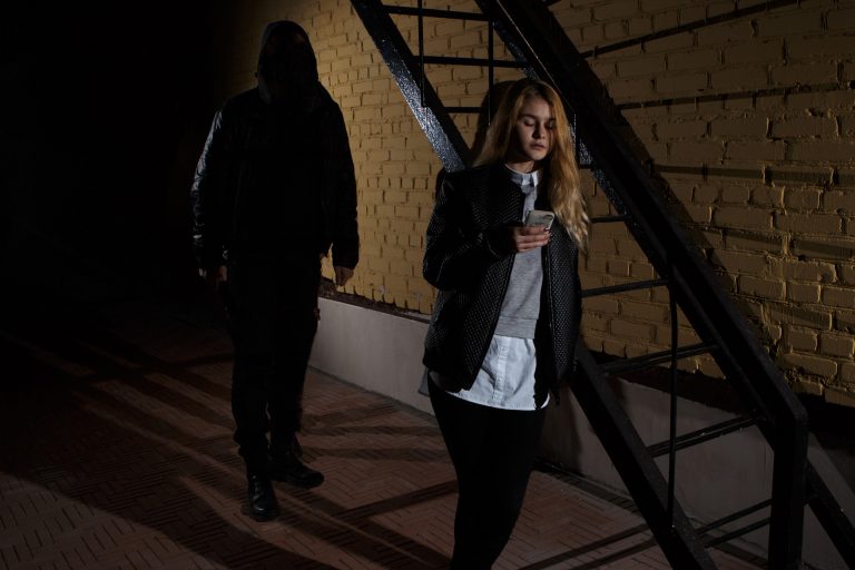 Lo stalking condominiale: come riconoscerlo, come difendersi